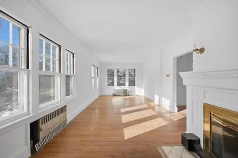 Living - 785 Dickinson St, Springfield, MA 01108 photo 4 of 7
