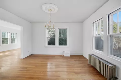 Living - 785 Dickinson St, Springfield, MA 01108 photo 1 of 7