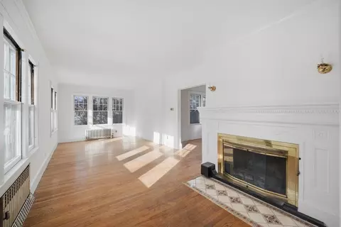 Living - 785 Dickinson St, Springfield, MA 01108 photo 3 of 7