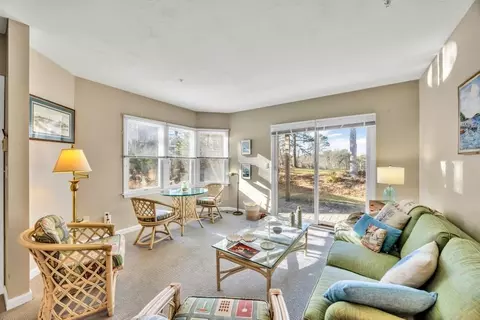 10 Oak Glen Vlg #10, Yarmouth, MA 02675
