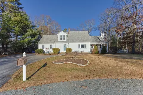 30 Flicker Ln, Marstons Mills, MA 02648