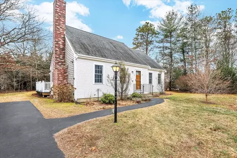 16 Mockingbird Ln, Marstons Mills, MA 02648