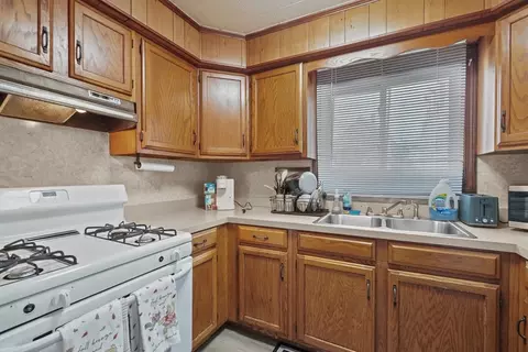111 Park St, Fall River, MA 02721 photo 2
