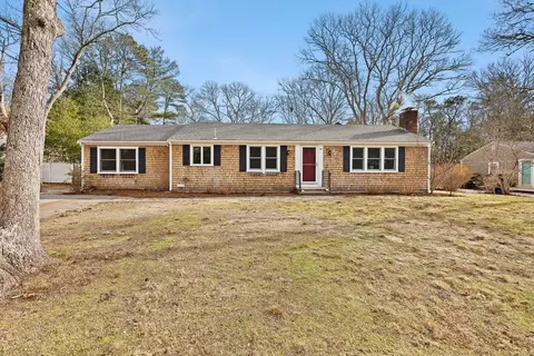 90 Guildford Rd, Centerville, MA 02632