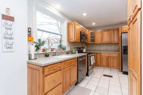 Kitchen - 38 Colonial Dr, Dedham, MA 02026 photo 2 of 3