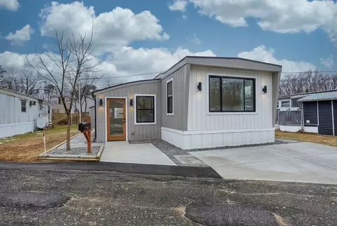 28 Mockingbird Dr, Chicopee, MA 01020 photo 4