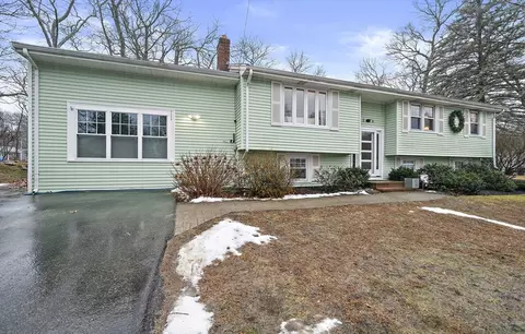 26 Sun Valley Dr, Braintree, MA 02184