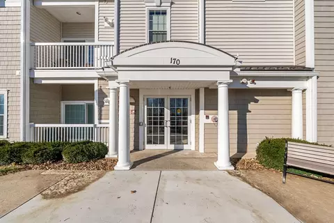 170 Clocktower Dr #104, Waltham, MA 02452