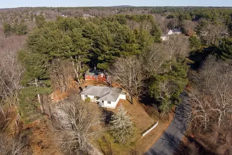 31 Cemetery St, Mendon, MA 01756