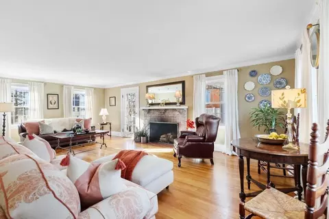 Living - 257 High St, Reading, MA 01867 photo 4 of 5