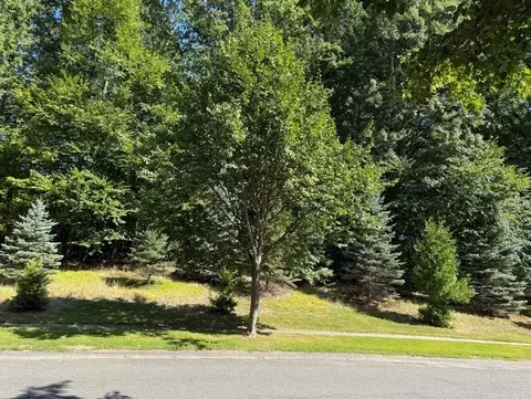 25 Pembroke Ter, East Longmeadow, MA 01028