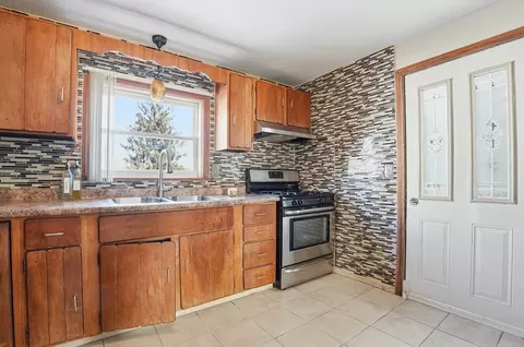 364 Tecumseh St, Fall River, MA 02721 photo 5