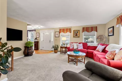 Entry Way - 27 Folger Ave, Beverly, MA 01915 photo 1 of 2
