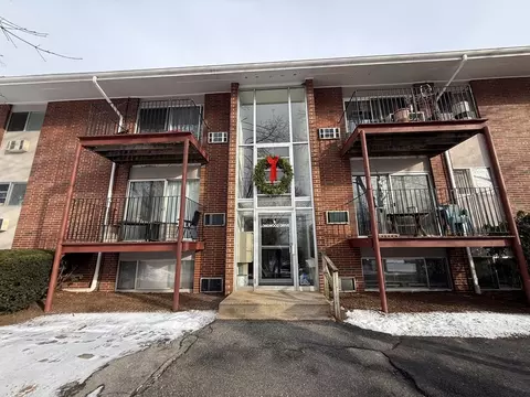 9 Longwood Dr #1, Andover, MA 01810