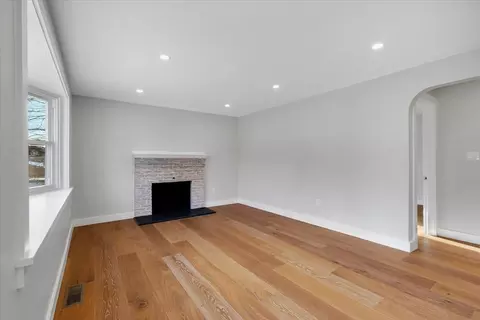 Living - 38 Conlyn Ave, Franklin, MA 02038 photo 2 of 4