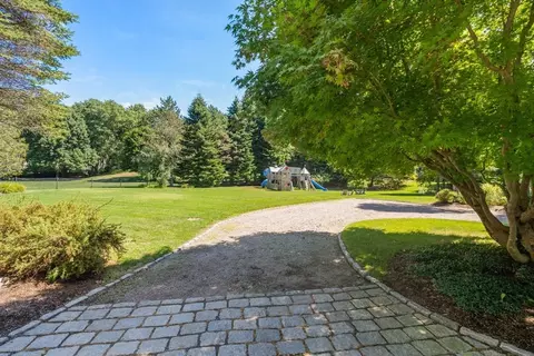 11 Stonegate Ln, Westwood, MA 02090