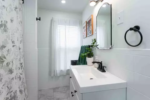 Bath - 6 Monroe Ct, Gloucester, MA 01930 photo 1 of 3