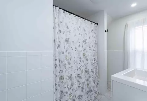Bath - 6 Monroe Ct, Gloucester, MA 01930 photo 2 of 3