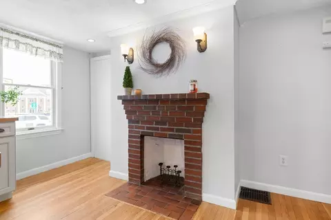 Entry Way - 11 Central St, Georgetown, MA 01833 photo 1 of 3