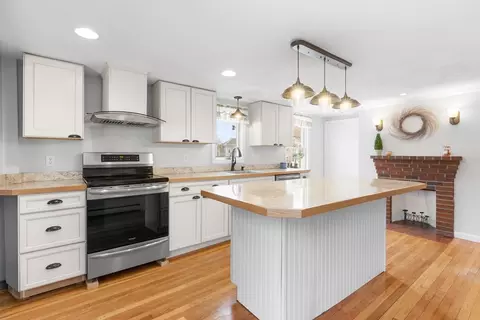 Kitchen - 11 Central St, Georgetown, MA 01833 photo 1 of 5