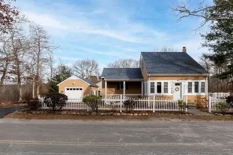 14 Briarwood Dr, Wareham, MA 02571