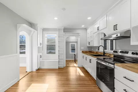 Entry Way - 2 Oakdale St, Wareham, MA 02571 photo 2 of 5