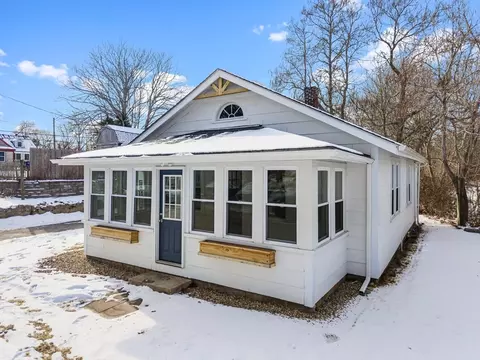 2 Oakdale St, Wareham, MA 02571