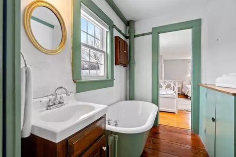 Bath - 4 Thorndike St, Dunstable, MA 01827 photo 3 of 3
