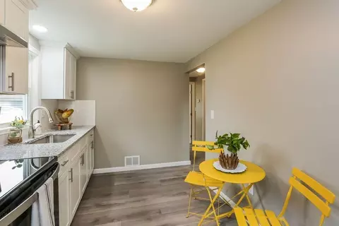 251 Edendale St, Springfield, MA 01104 photo 8