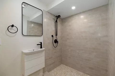 Bath - 5 Samoset Rd #B, Gloucester, MA 01930 photo 4 of 4