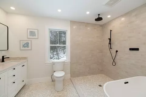 Bath - 5 Samoset Rd #B, Gloucester, MA 01930 photo 2 of 4
