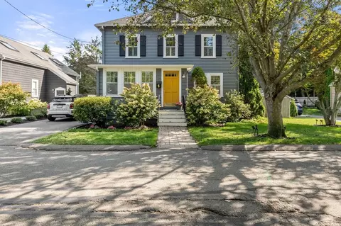 8 Old Salem Rd, Marblehead, MA 01945