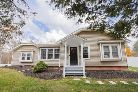 557 Dedham St, Wrentham, MA 02093