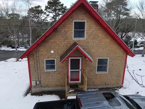 2 Wind Rose Ln, Plymouth, MA 02360