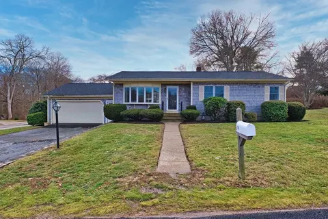 10 Richard Alan Rd, Dartmouth, MA 02747