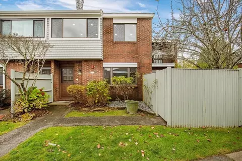 76 Rosewood Dr #76, Stoughton, MA 02072