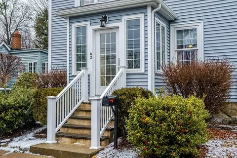 42 Bisson St, Beverly, MA 01915 photo 2