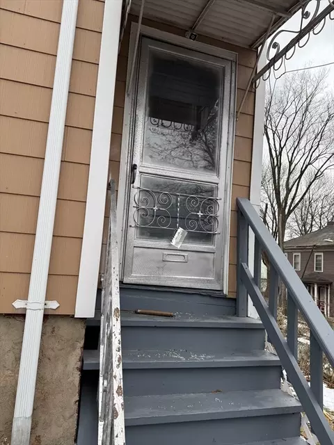 4 Maxwell Ct, Worcester, MA 01607 photo 2