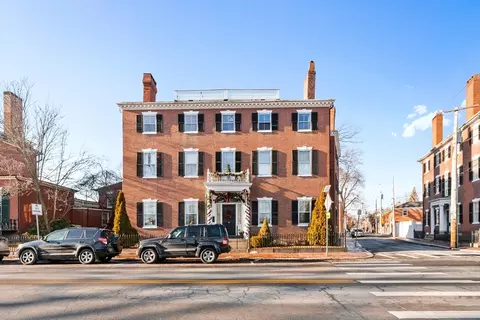 31 Washington Sq N #3, Salem, MA 01970