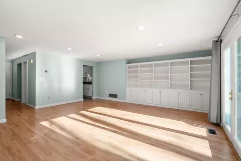 Living - 9 Oak Ridge Dr #6, Maynard, MA 01754 photo 6 of 9