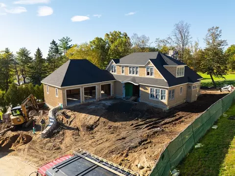 30 Buttonwood Ln, Ipswich, MA 01938