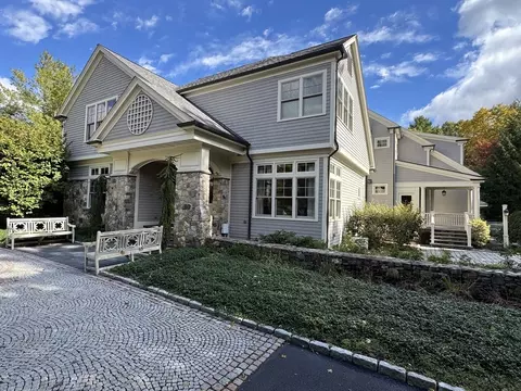 9 Stonegate Dr, Westwood, MA 02090