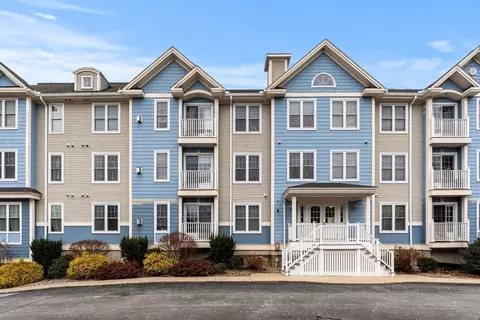 19 Broad St #203, Merrimac, MA 01860