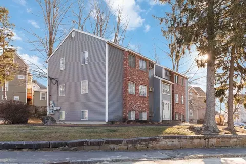 1 19th St #3, Lowell, MA 01850