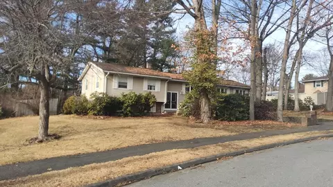 8 Temi Rd, Peabody, MA 01960