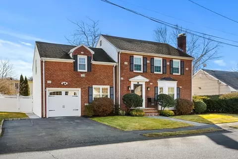 4 Dean Rd, Marblehead, MA 01945