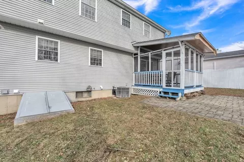 Exterior - 8 Modred Ct, Worcester, MA 01602 photo 4 of 6