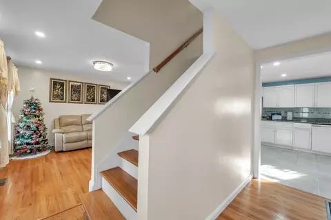 Entry Way - 8 Modred Ct, Worcester, MA 01602 photo 2 of 2