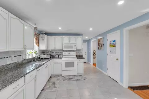 Entry Way - 8 Modred Ct, Worcester, MA 01602 photo 1 of 2