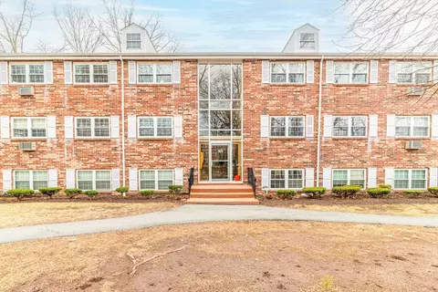 101 Edgelawn Ave #11, North Andover, MA 01845